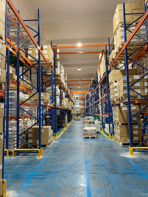 寧波市高新區(qū)聚賢路工業(yè)園重型貨架每層載重800KG重型倉(cāng)庫(kù)貨架